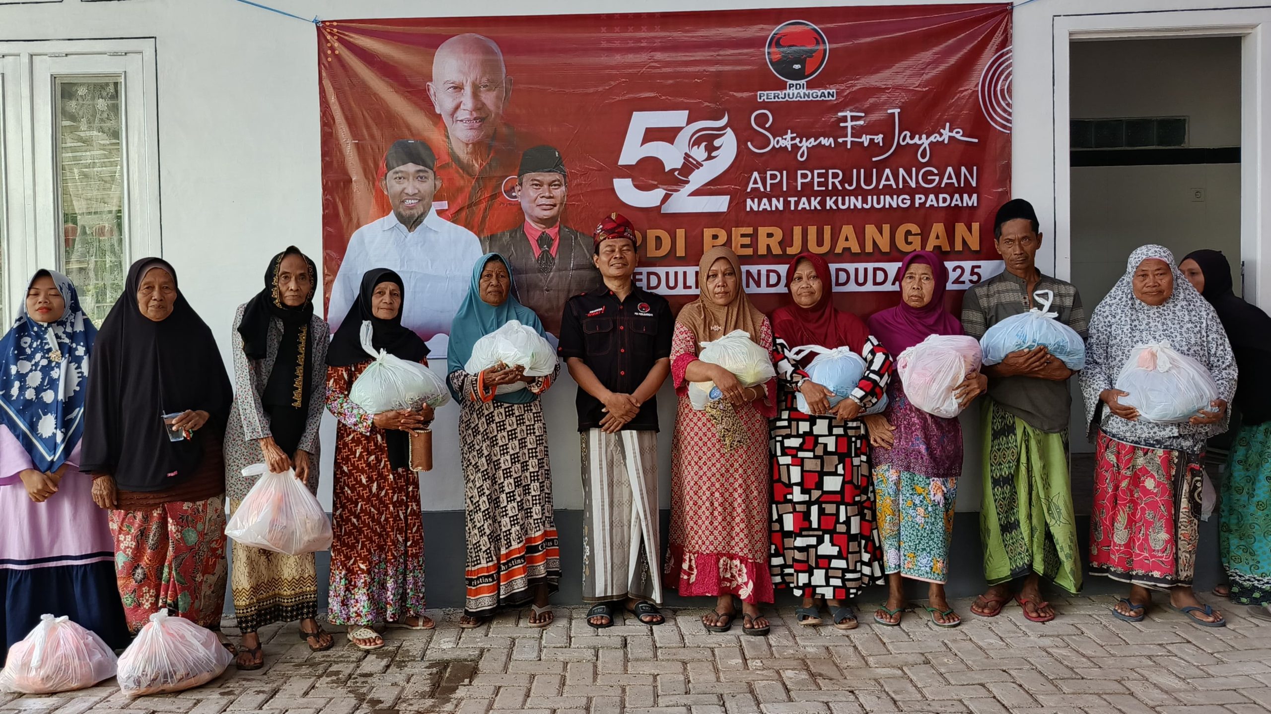 Rayakan HUT ke-52, PDI Perjuangan Sumenep Bagikan Sembako ke Janda-Duda
