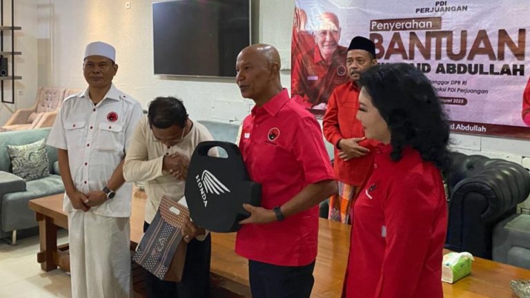 Said Abdullah memberikan bantuan kepada Pak Guru Noeruddin