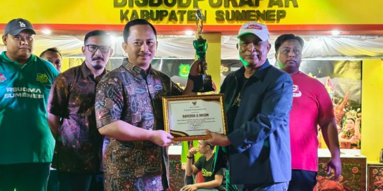 Usung Konsep Labang Mesem, Stand Bappeda – BKPSDM Sumenep Raih Best Booth Madura Night Vaganza 2025