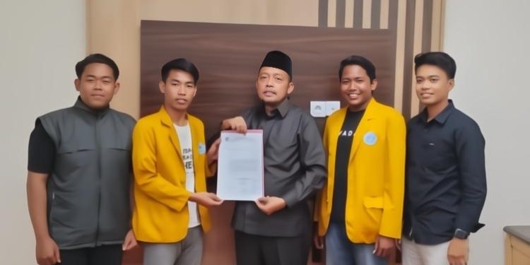 Terima Langsung Aspirasi Mahasiswa, Ketua DPRD Sumenep Menuai Pujian