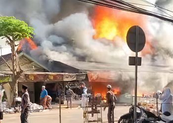 Kebakaran Hebat Hanguskan Lima Toko di Ganding Sumenep