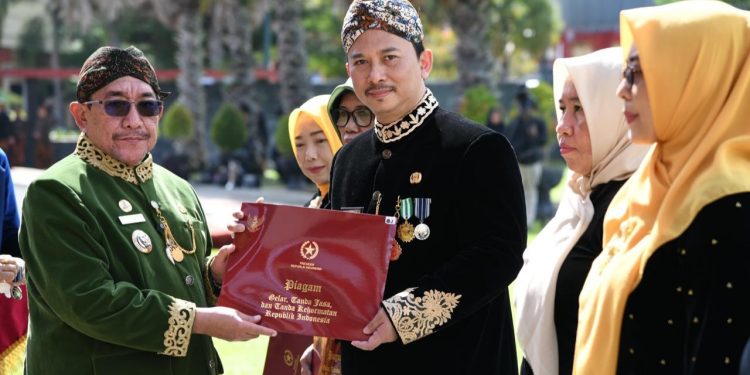 Kepala Bappeda Sumenep Terima Satyalancana Karya Satya dari Presiden RI