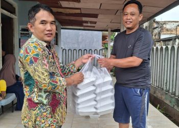 Tertahan Akibat Cuaca Buruk, Warga Kepulauan Terima Bantuan Makanan dari Baznas Sumenep