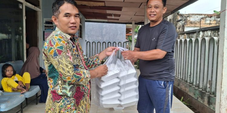 Tertahan Akibat Cuaca Buruk, Warga Kepulauan Terima Bantuan Makanan dari Baznas Sumenep