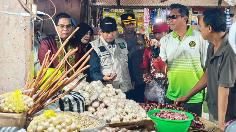 Pantau Bapok Jelang Ramadan, Bupati Sumenep Kunjungi Pasar Anom a454eb34c110daf76ad080c958e3256ac812a154